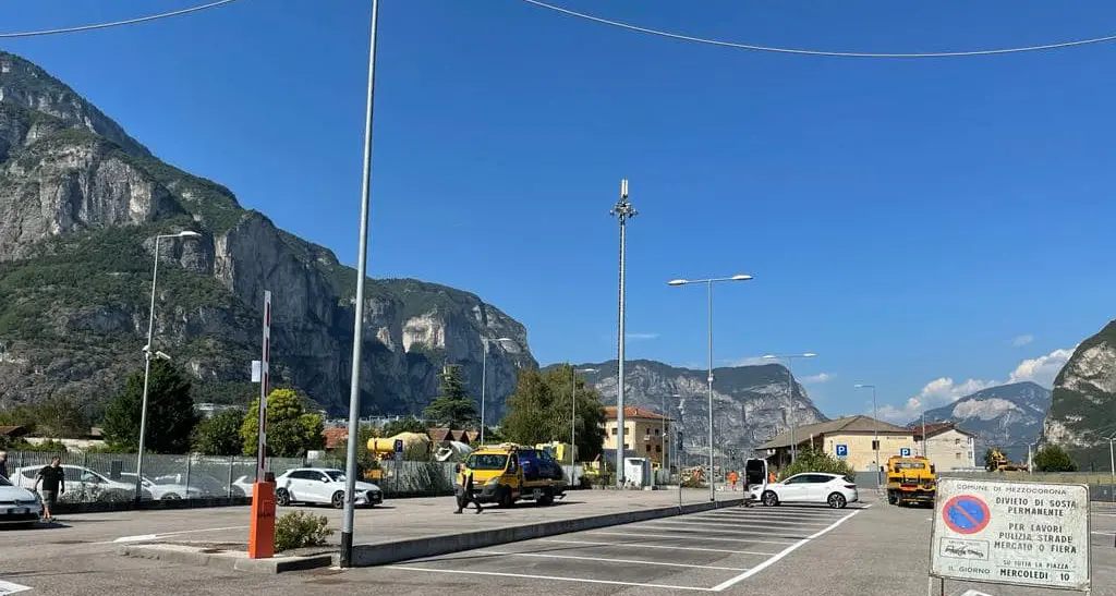 Mezzocorona, non c'è pace per il parcheggio alla stazione: pendolari furiosi, e il sindaco Hauser spiega la «situazione ingarbugliata»