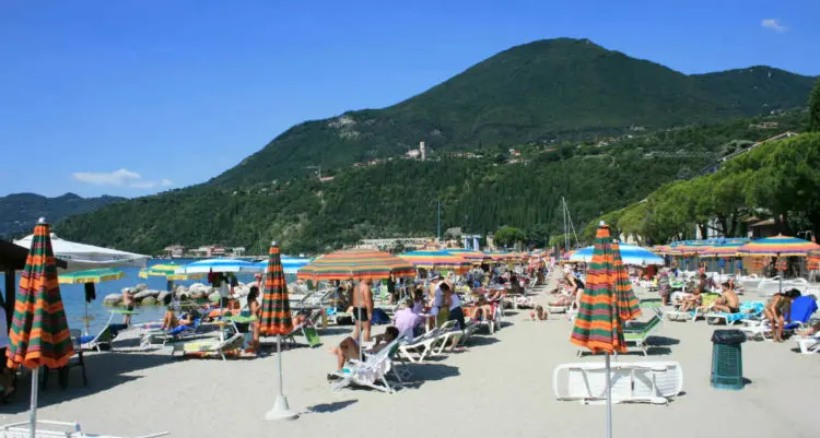 Batteri oltre i limiti: scatta il divieto di balneazione su una delle spiagge più note del Garda