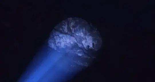 Zambana ricorda la frana del 1956. Un faro illumina la roccia sopra il paese