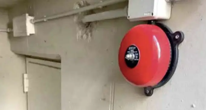 Una via di Trento in “ostaggio” dell’allarme: la campana suona senza sosta, proprietà e Provincia non fanno nulla