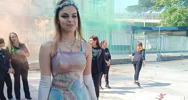 Ex Whirlpool: sposa sfila con strascico 'Napoli non molla'