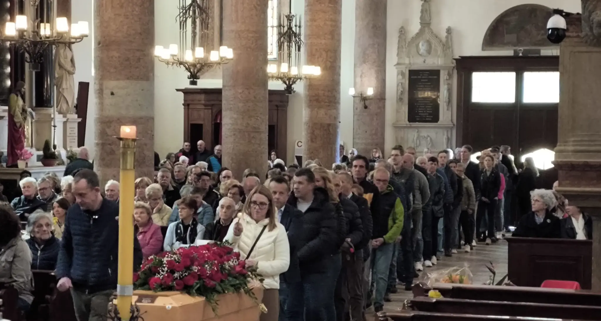 «Ciao Lorenzo»: una grande folla per l’ultimo saluto a Laner