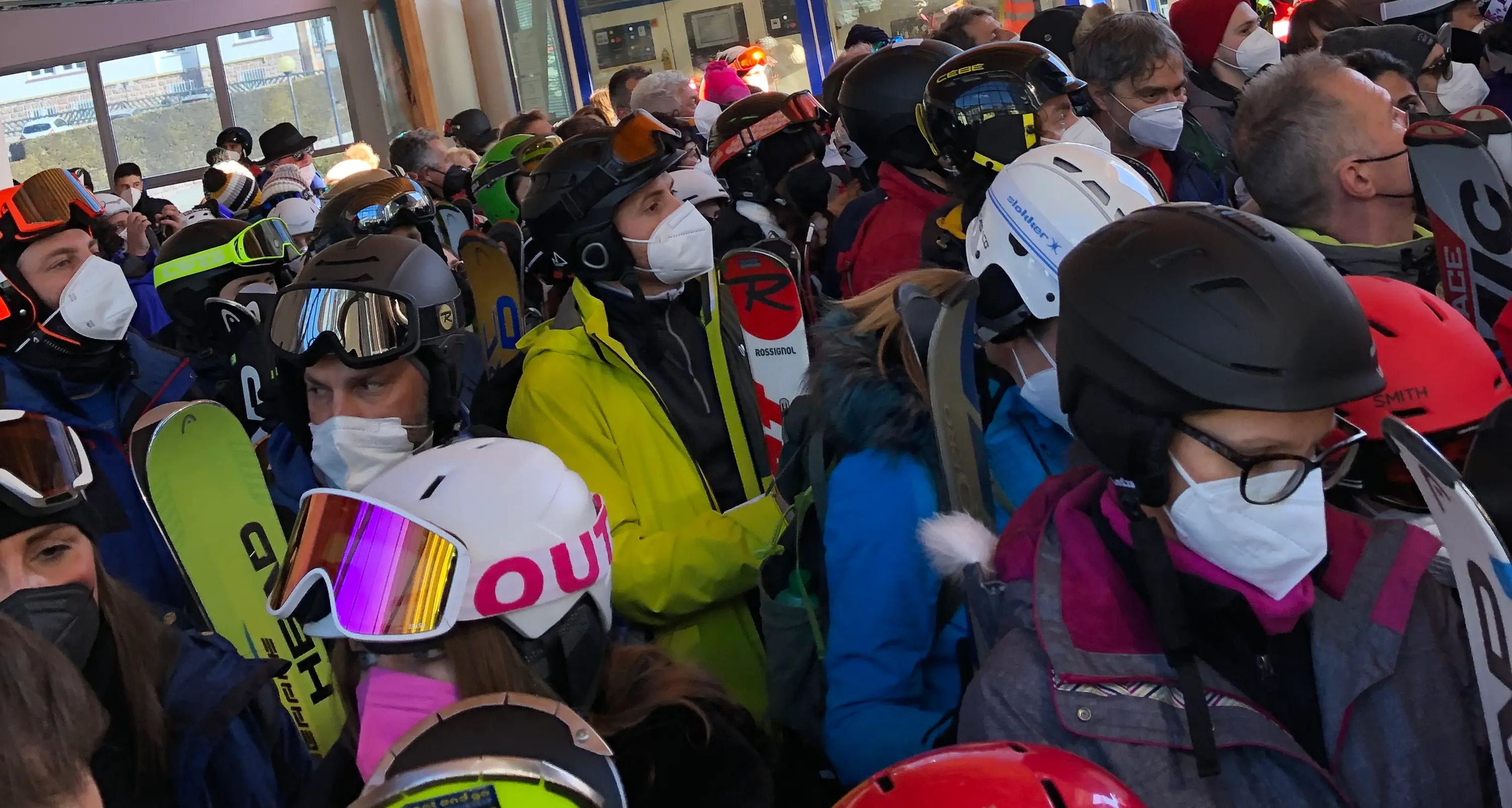 Forte vento in quota: ad Andalo impianti a singhiozzo, lunghissime code e tensione fra i turisti - VIDEO