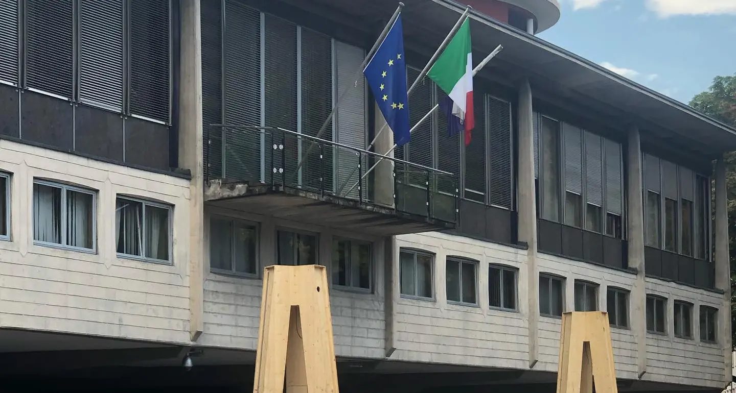 Festa dell'Autonomia, in piazza Dante spuntano le A giganti per le celebrazioni che inizieranno già il 31 agosto in Consiglio