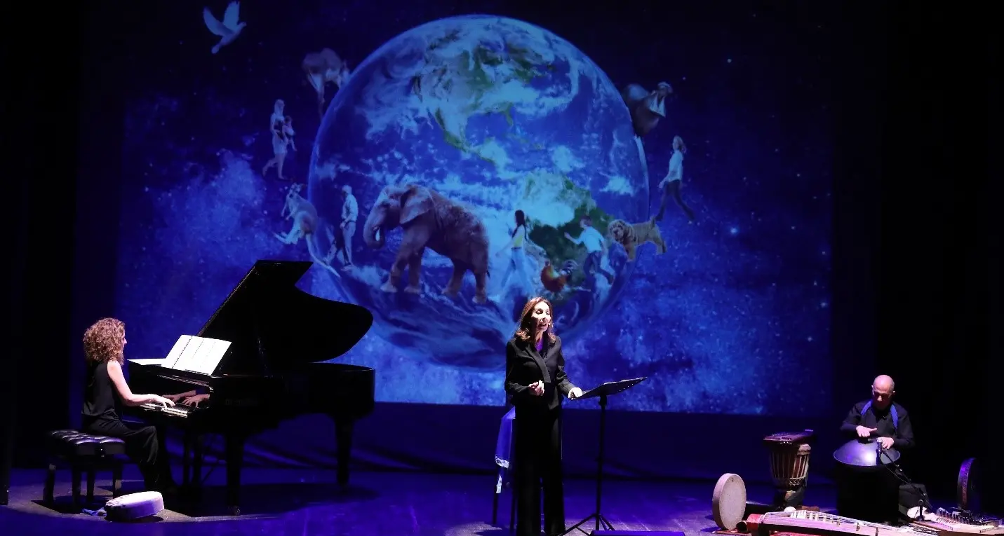 La magia di Maria Rosaria Omaggio con «Casa Pianeta Terra» fra parole, musica e video