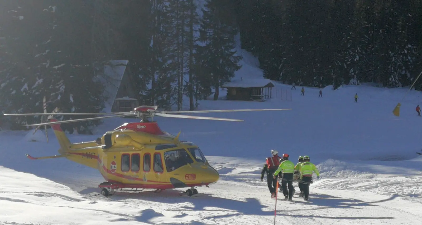 Bambino precipita dalla seggiovia a Serrada: volo di diversi metri, soccorso con l’elicottero