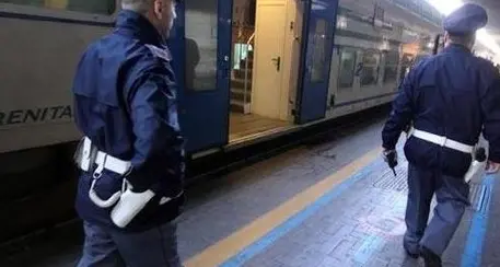 Sul treno senza biglietto: portato in questura, picchia la polizia e ferisce un agente