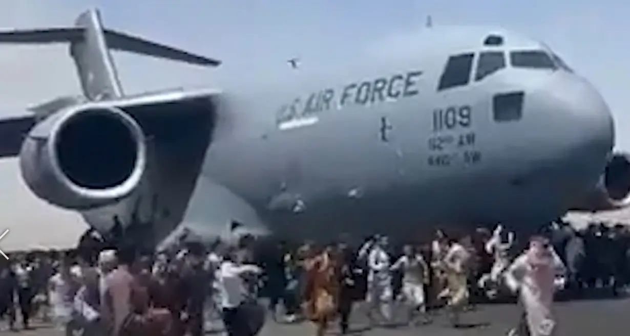Kabul, il tentativo disperato di fuggire aggrappati all'aereo che decolla