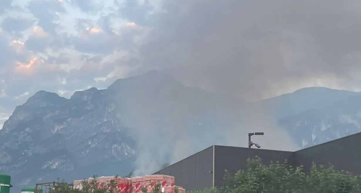 Incendio in corso alla Ralacarta di Arco: vigili del fuoco in azione a Ceole