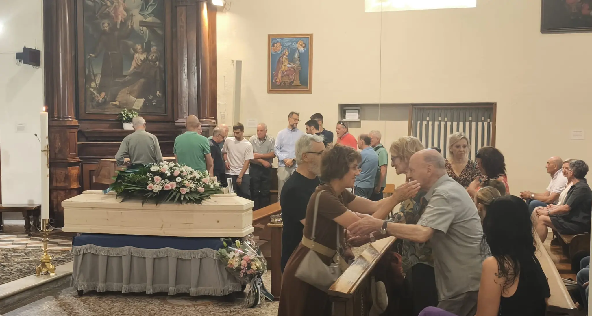 L’ultimo saluto ad Annamaria Sartori, ma la morte resta un giallo