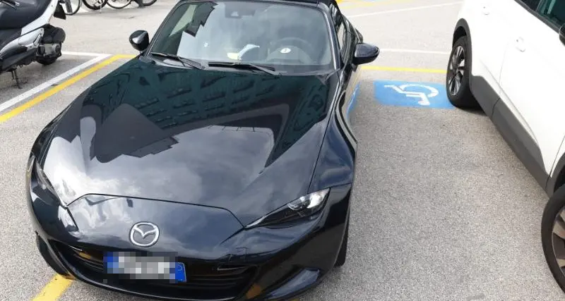 Al Santa Chiara l’auto di un medico parcheggiata sul posto dei disabili