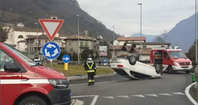 Va dritto alla rotatoria e si ribalta: giornata di lavoro per i Vigili del Fuoco di Storo
