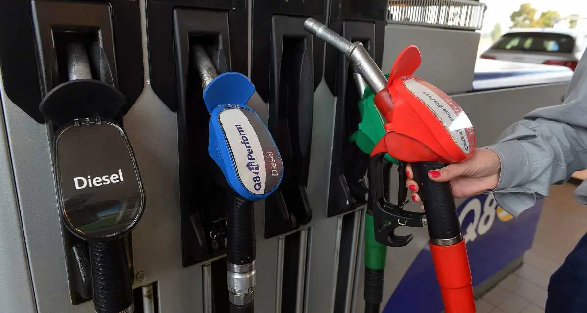 Carissima benzina, sfiora 1,6 al litro (+16 per cento rispetto a un anno fa)