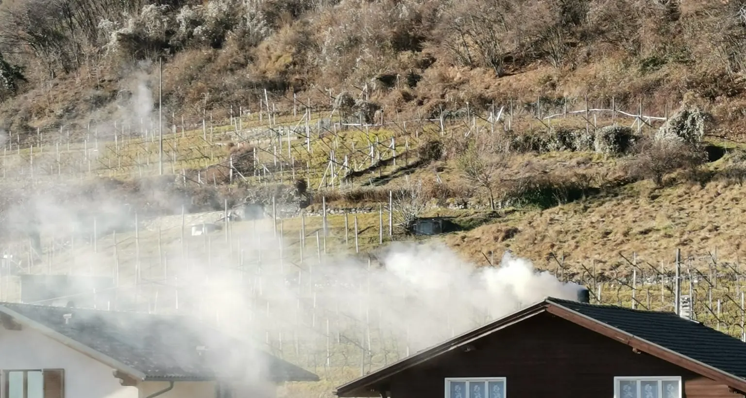 Camino in fiamme a Sardagna, provvidenziale il pronto intervento dei vigili del fuoco