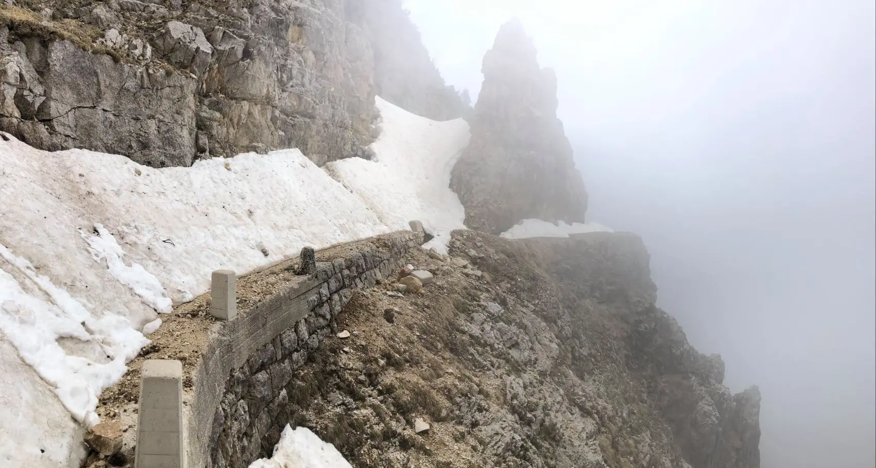 Sul Pasubio in tuta e scarpette: bloccati dal temporale, salvati dal Soccorso Alpino