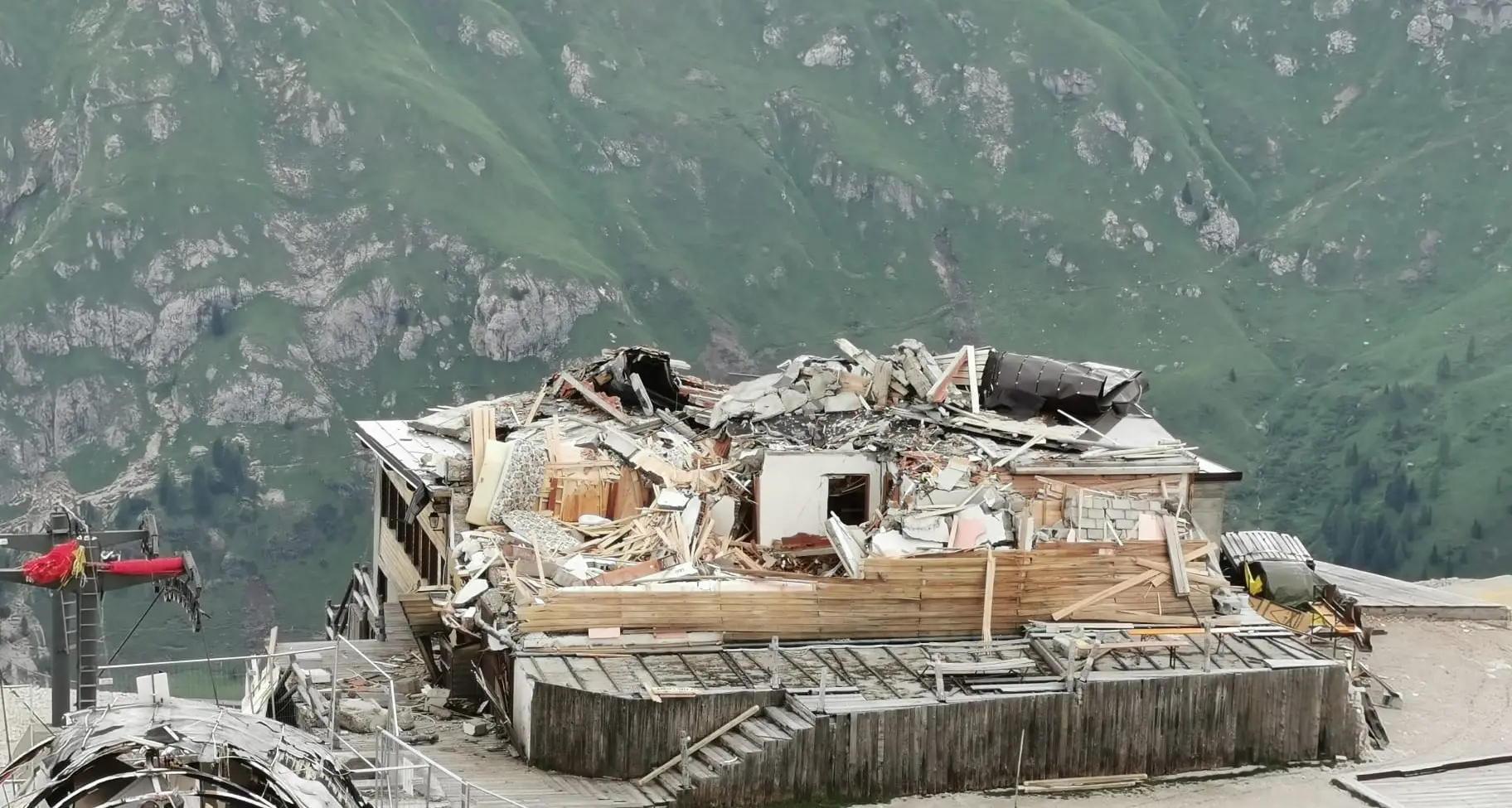 Rifugio Pian dei Fiacconi abbattuto dalla valanga, un anno dopo nulla si muove, fra burocrazia e incontri con i politici