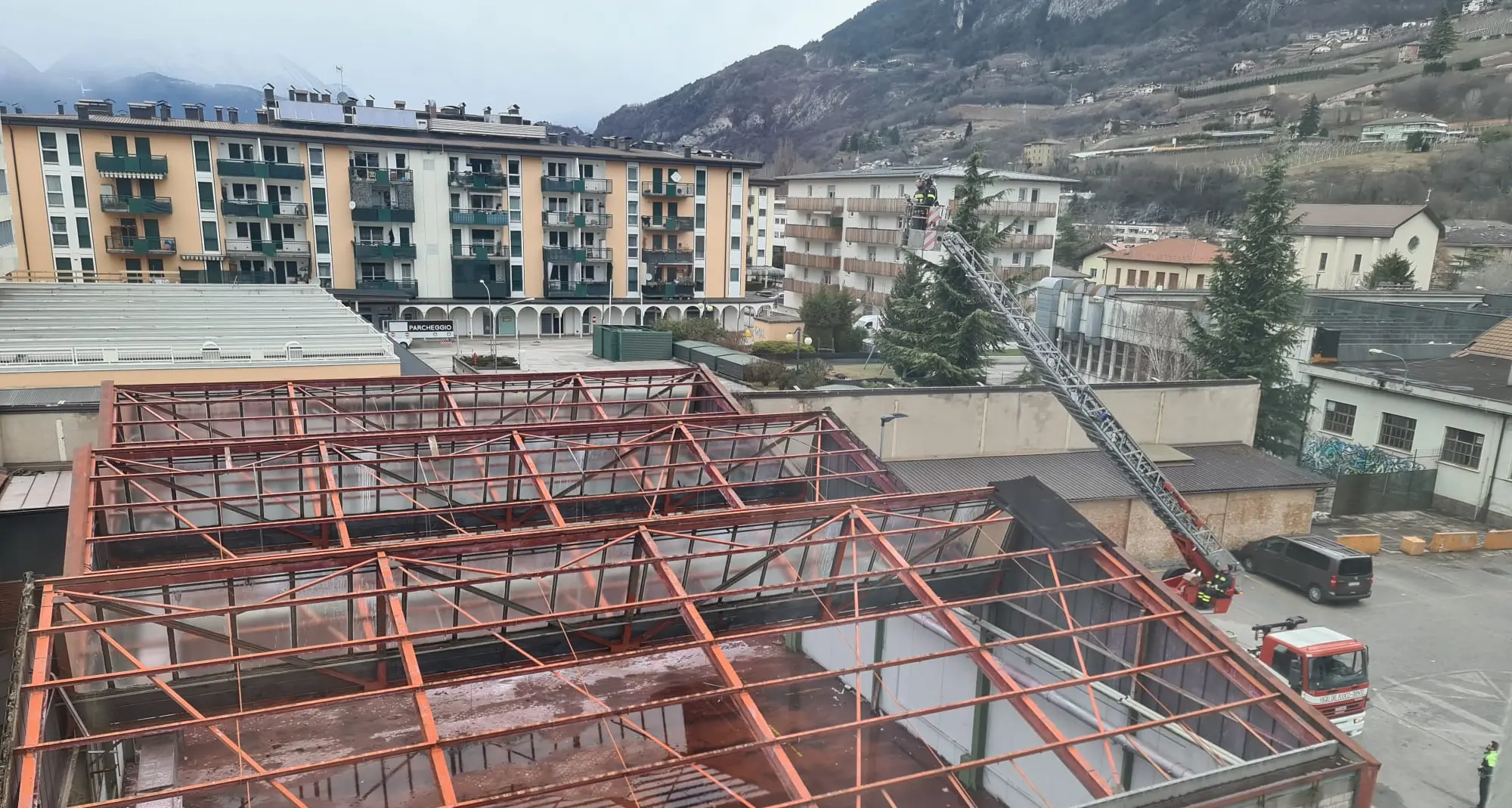 Il vento fa volare delle lamiere in un parcheggio nel quartiere dei Solteri