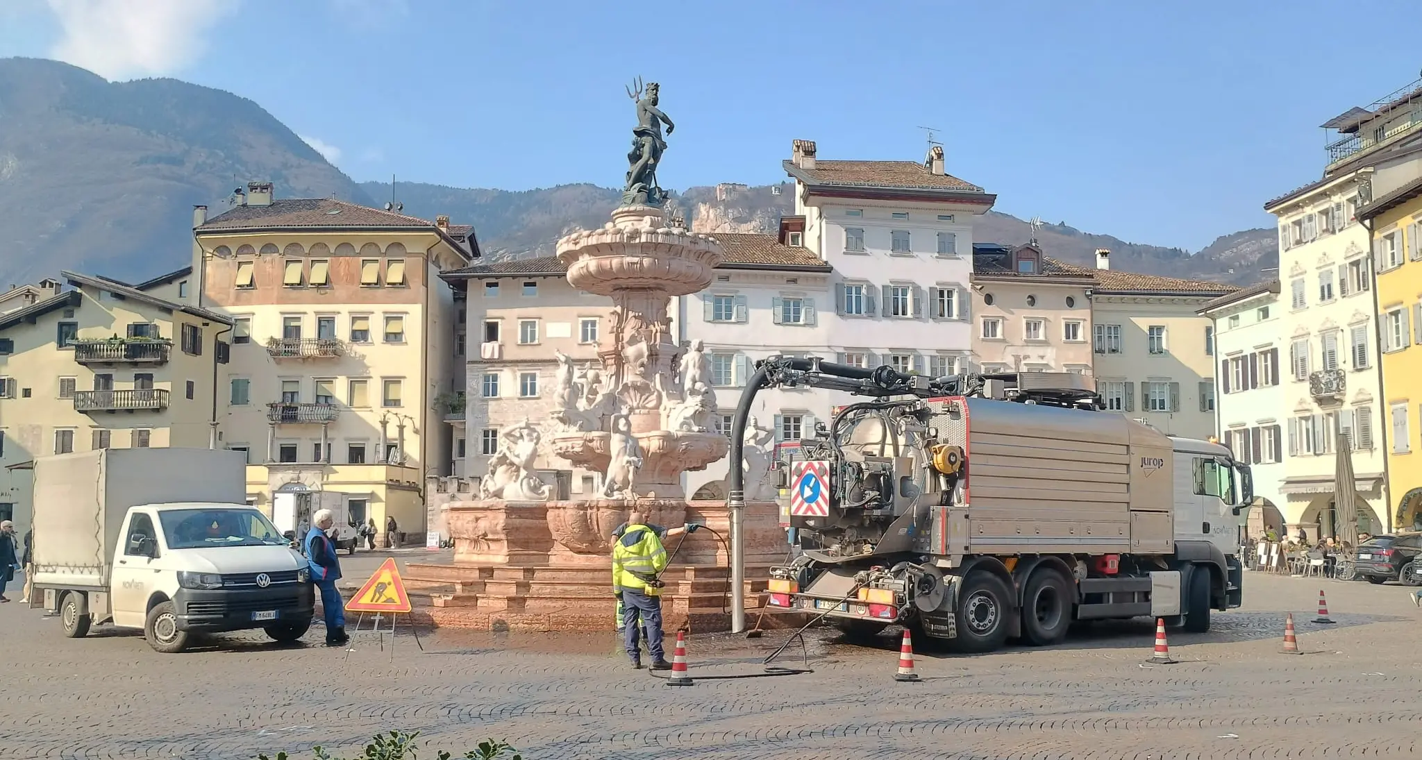Fiera di San Giuseppe: torna a zampillare la fontana del Nettuno. Domenica l’invasione di 500 bancarelle