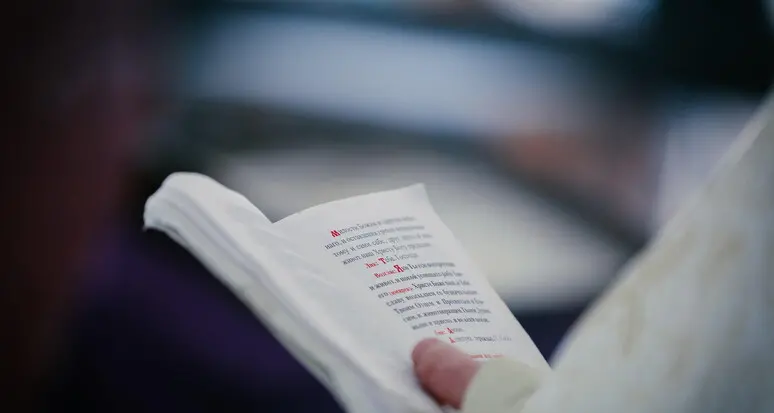Valdastico: ama i libri ma ha perso la vista, un bambino li legge per lei