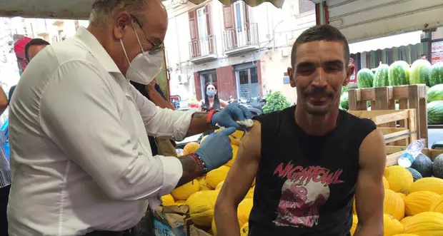 Covid, l'Aifa dice sì alla terza dose di vaccino