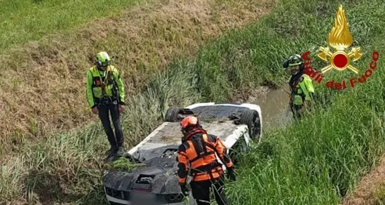 Con la Lamborghini finisce in fosso e muore a 51 anni nel Veneziano