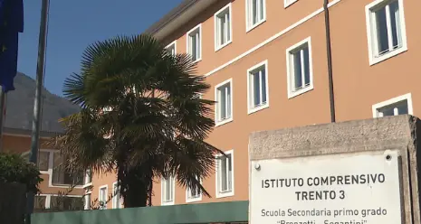 Arrestato con un chilo di cocaina: non era un bidello, ma un «rinforzo» dei lavori socialmente utili all’Istituto Trento 3