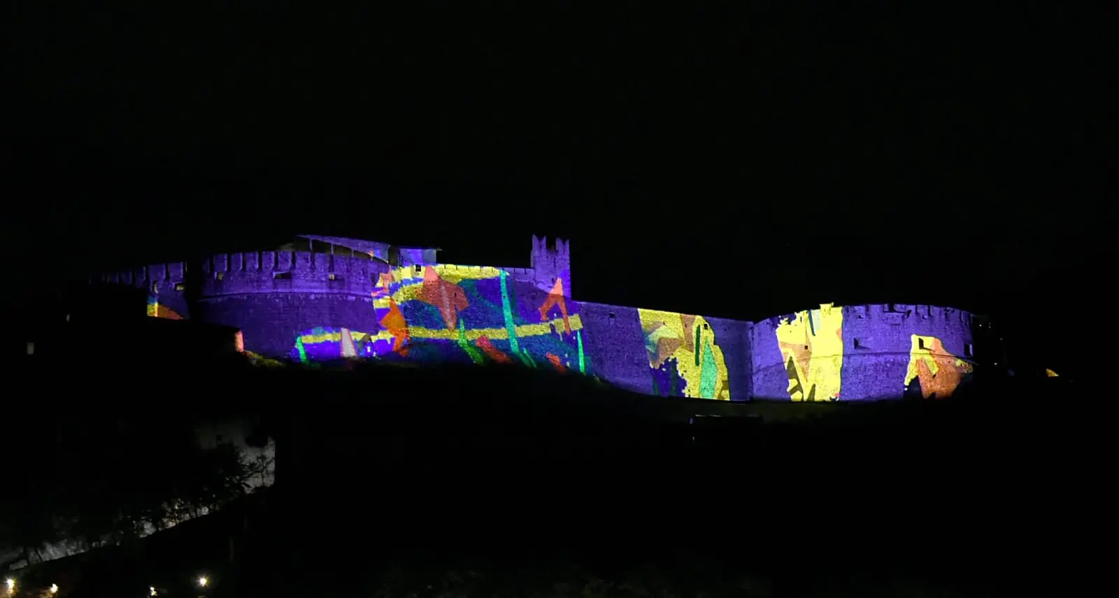 Ma che meraviglia castel Beseno illuminato da Brian Eno, ecco le fotografie