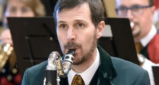 Il funerale di Federico Politi, morto a 51 anni: la «sua» Banda di Cavalese lo saluta in musica