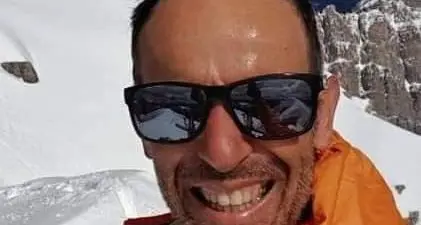 Maresciallo travolto dalla valanga, le toccanti parole della compagna durante il funerale: “Vivrò per nostro figlio”