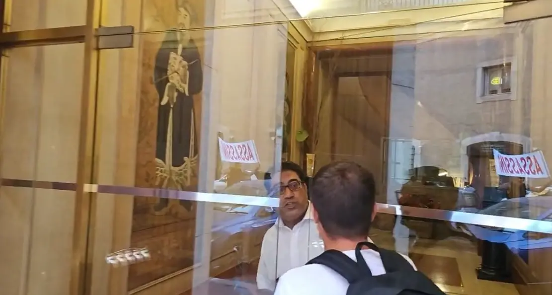 Blitz animalista di Enrico Rizzi all'ufficio di Roma della Provincia: «Fugatti assassino»