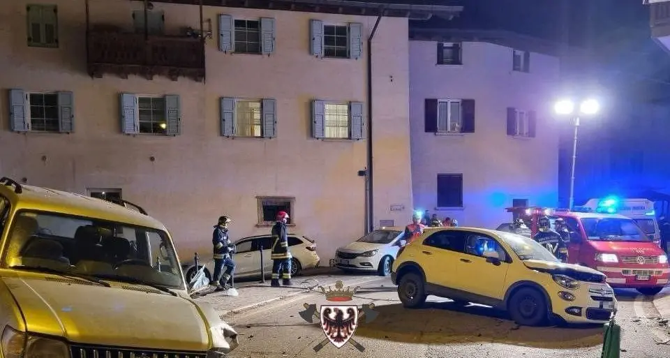 Tremendo frontale alle 2 di notte in pieno centro del paese di Revò, ferite due donne