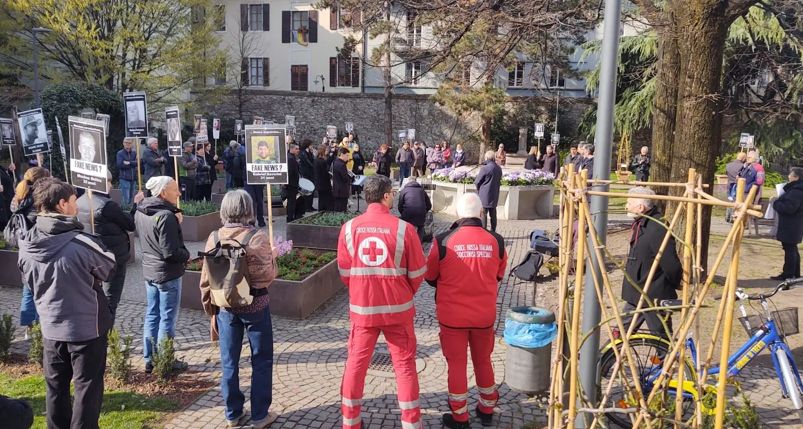 Trento, contestazione No Vax alla cerimonia nel parco San Marco in ricordo delle vittime del Covid