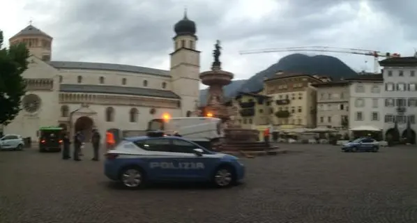 Litigio finisce a coltellate, la polizia interviene in piazza Duomo: aggressore denunciato e espulso
