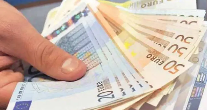 Trova una busta piena di soldi e la restituisce: dentro c’erano 6.700 euro