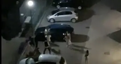 Edicolante pestato dalla baby gang: pugni e bastonate da un gruppo di ragazzini