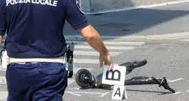 Tradito da un buca, cade rovinosamente a terra con il monopattino