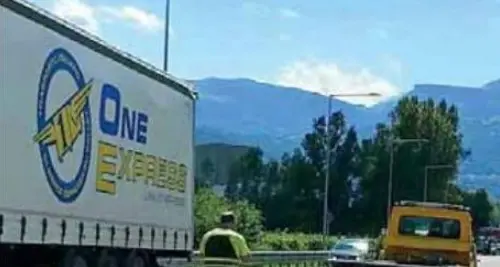 In moto tampona uno scooter: tre feriti alla bretella ai Fiori