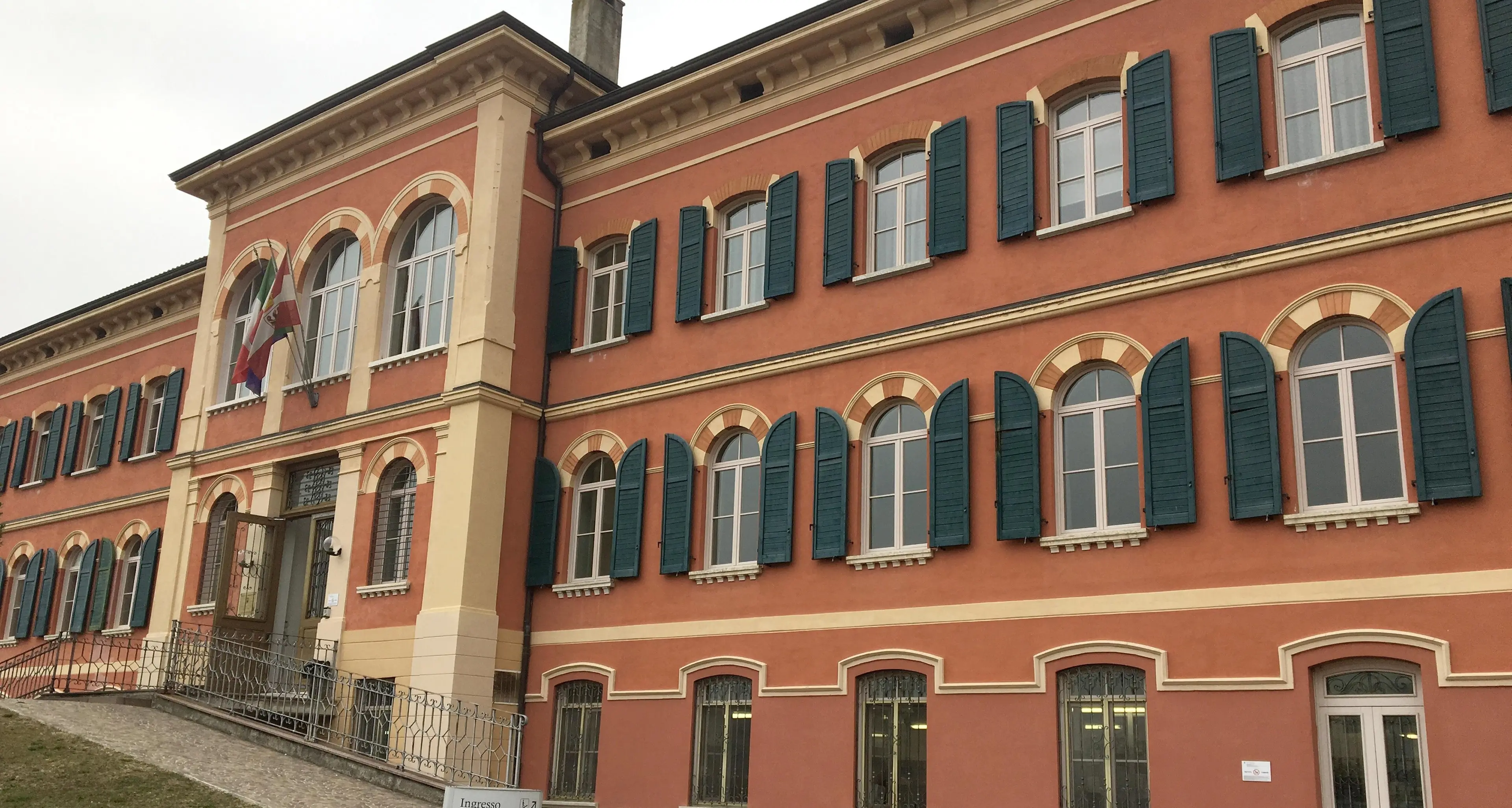 Spray al peperoncino in classe, caos all'Alberghiero di Rovereto, aula evacuata e un giovane si sente male