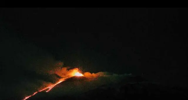 Etna: intense esplosioni al Sud-Est, colate e nube eruttiva