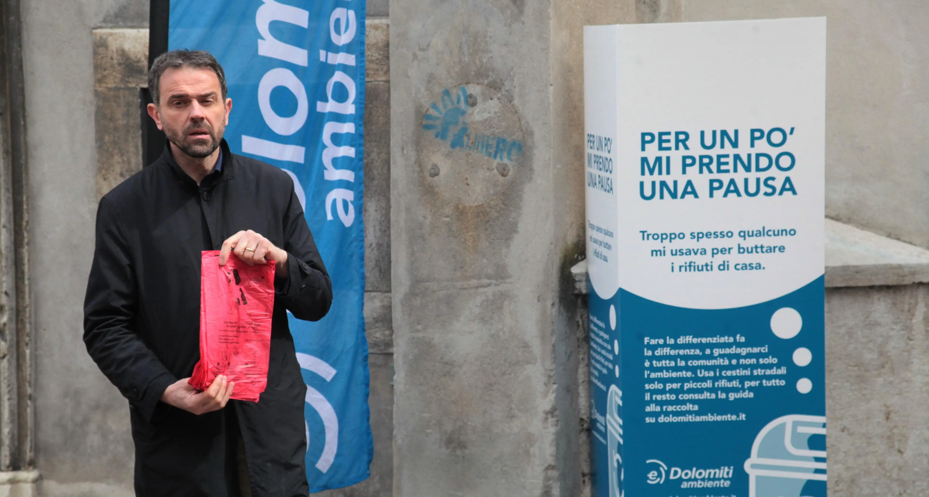 Troppi incivili, a Rovereto sigilli ai cestini in centro (che poi spariranno): «A Trento li abbiamo già dimezzati»