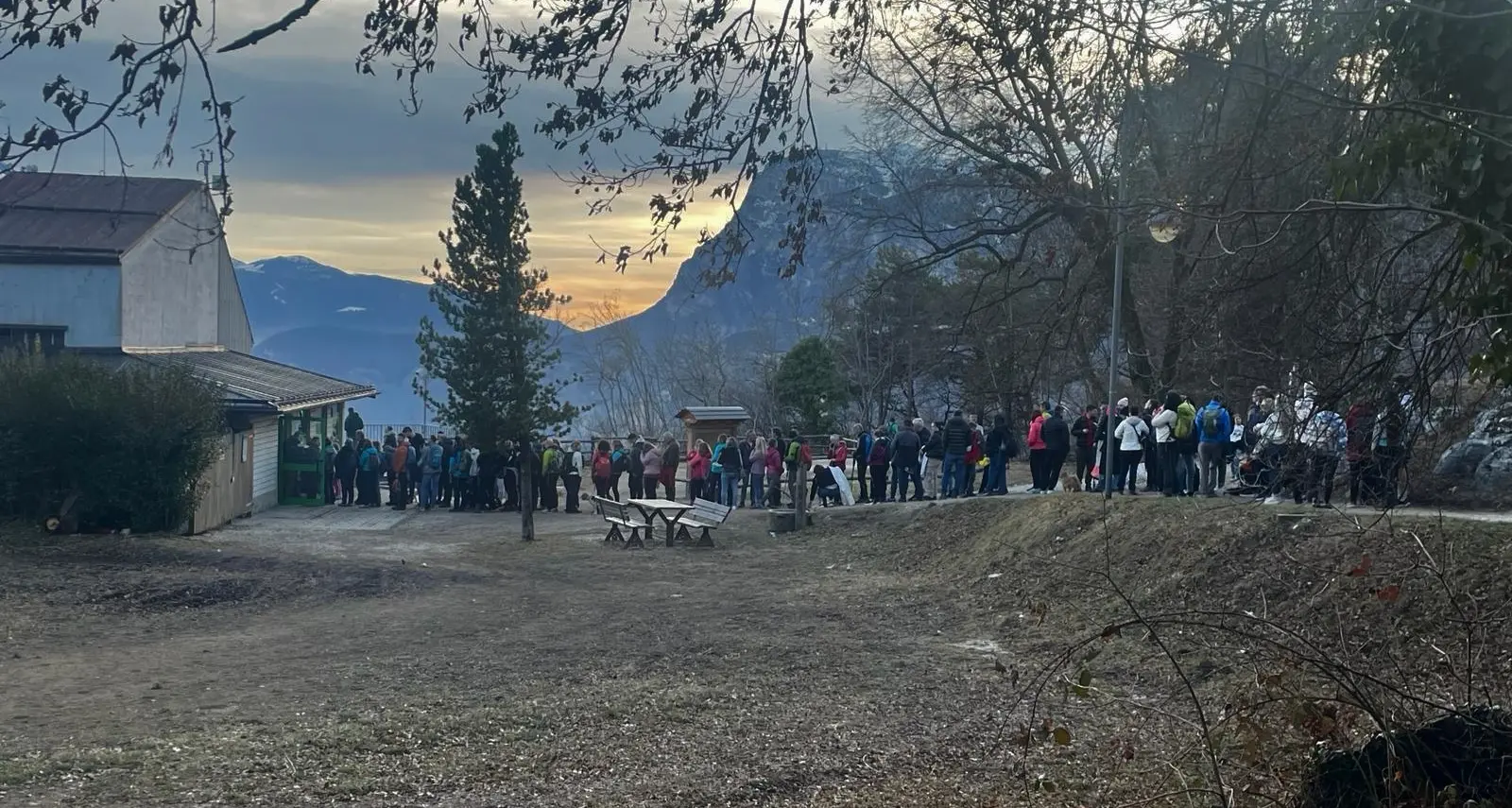 Monte di Mezzocorona, troppo successo per il ponte sospeso: ore di attesa alla funivia