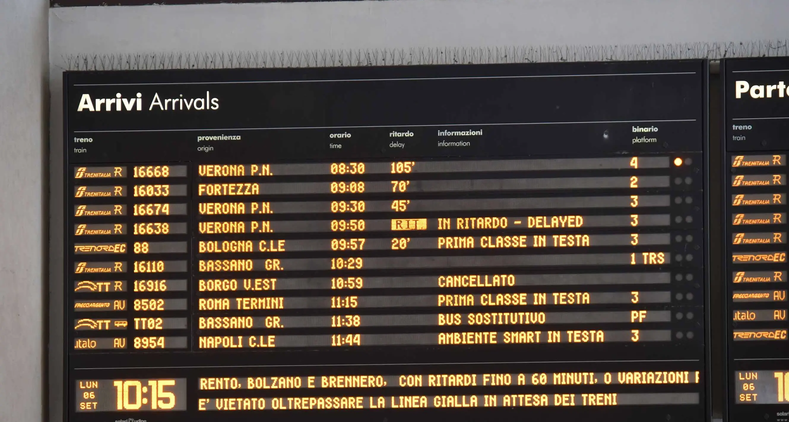 Tendone del Muse sradicato dal vento finisce sulla ferrovia: circolazione sospesa per un’ora