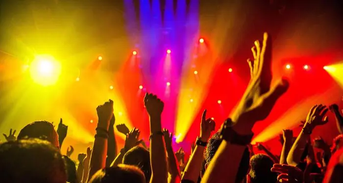 Dj altoatesino molto noto nella zona del Garda sconosciuto al fisco: nei guai per aver evaso 143mila euro