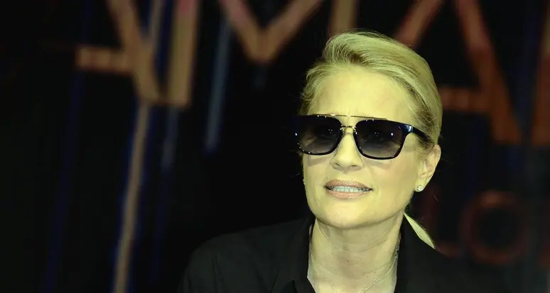 Heather Parisi: “Ad Amici dovevo recitare un copione”. Mediaset si muove per vie legali