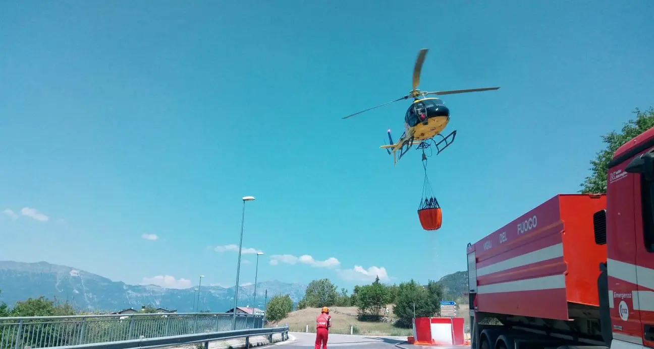 Incendio di Boccaldo, fiamme spente dopo una notte di vigilanza con le termocamere: il rogo era doloso