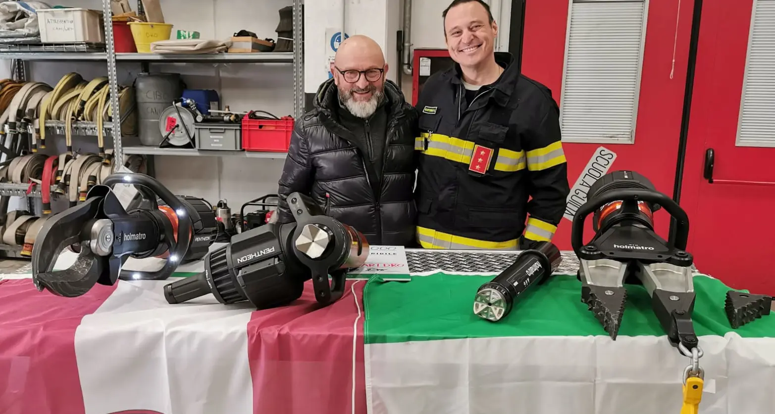 Dro, il Comune e alcune aziende private regalano le pinze idrauliche ai Vigili del fuoco droati