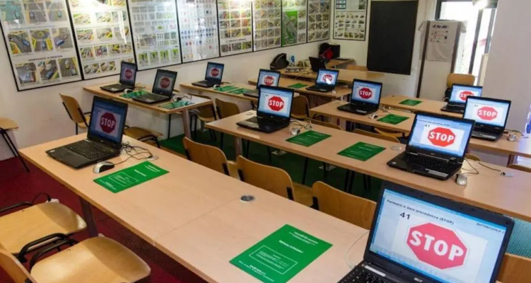 All'esame della patente con la micro-telecamera e l’auricolare: lo hanno preso subito