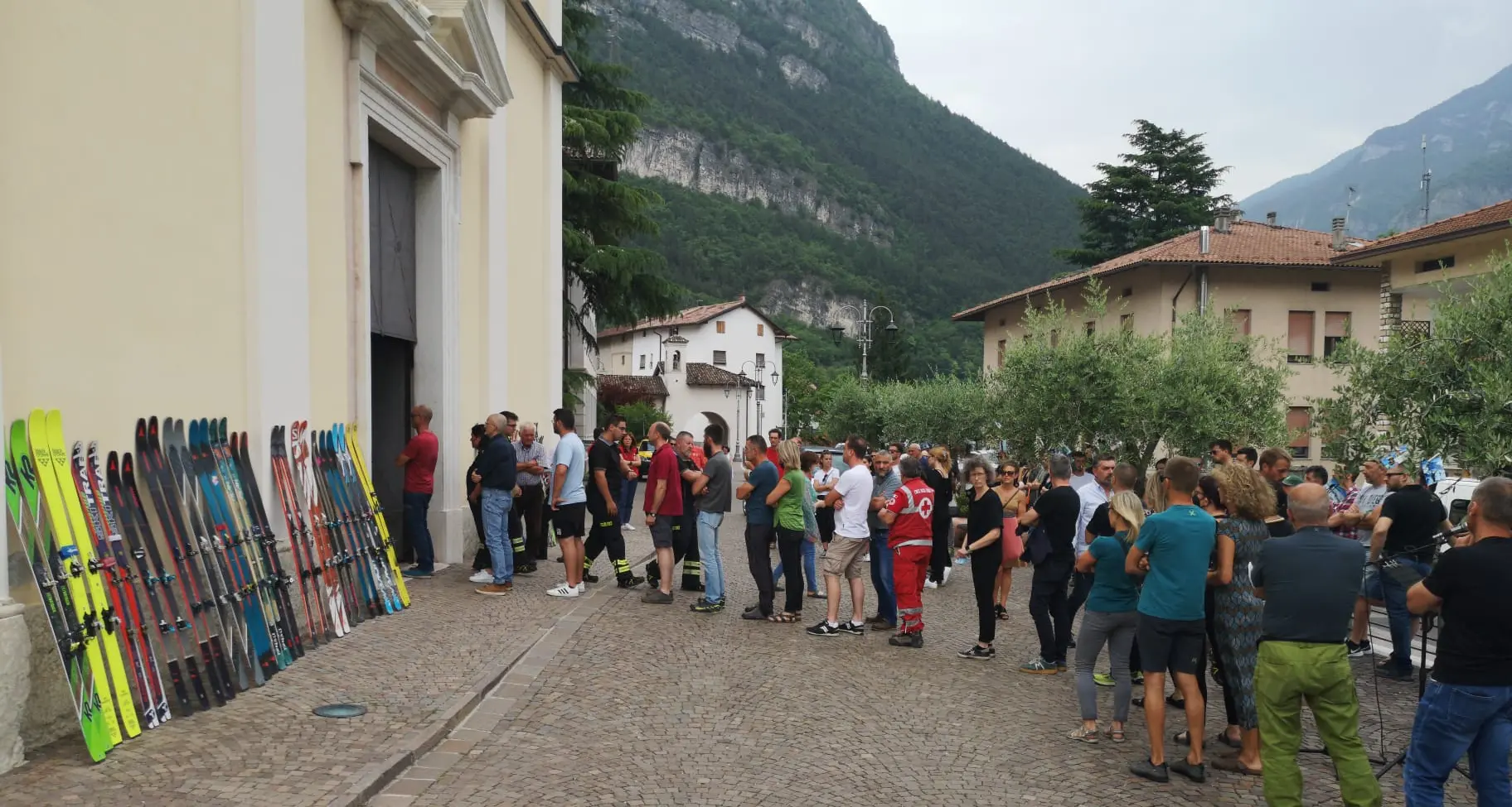 Gli sci fuori dalla chiesa, le foto appese agli alberi, tanto dolore per il funerale di Sebastiano Battisti