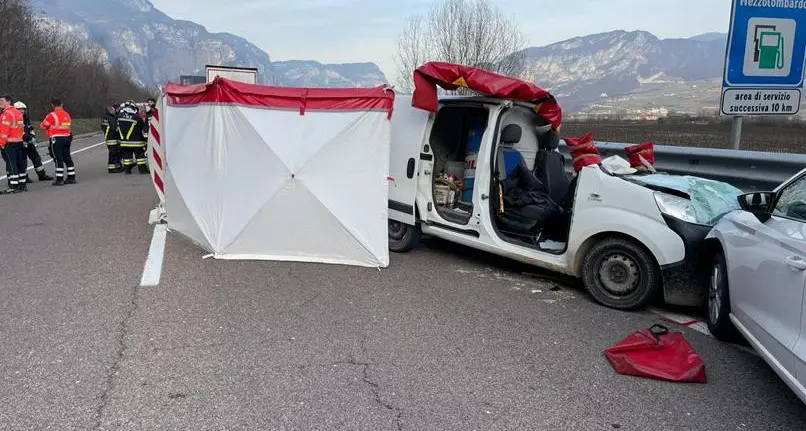 Terribile frontale, furgone contro un Tir, incidente mortale a Mezzolombardo