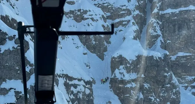 Precipita in parete da prima di cordata: recuperata dal Soccorso alpino a 2.000 metri